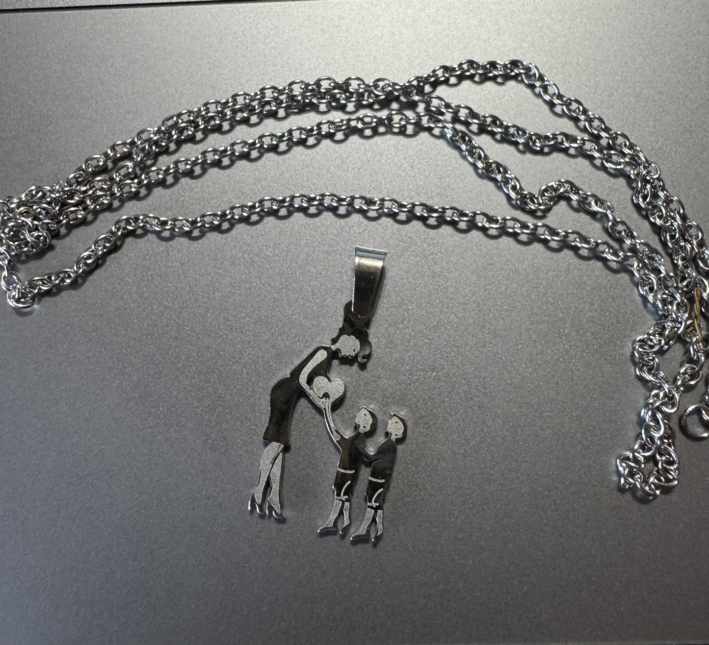 vrouw met twee jongens