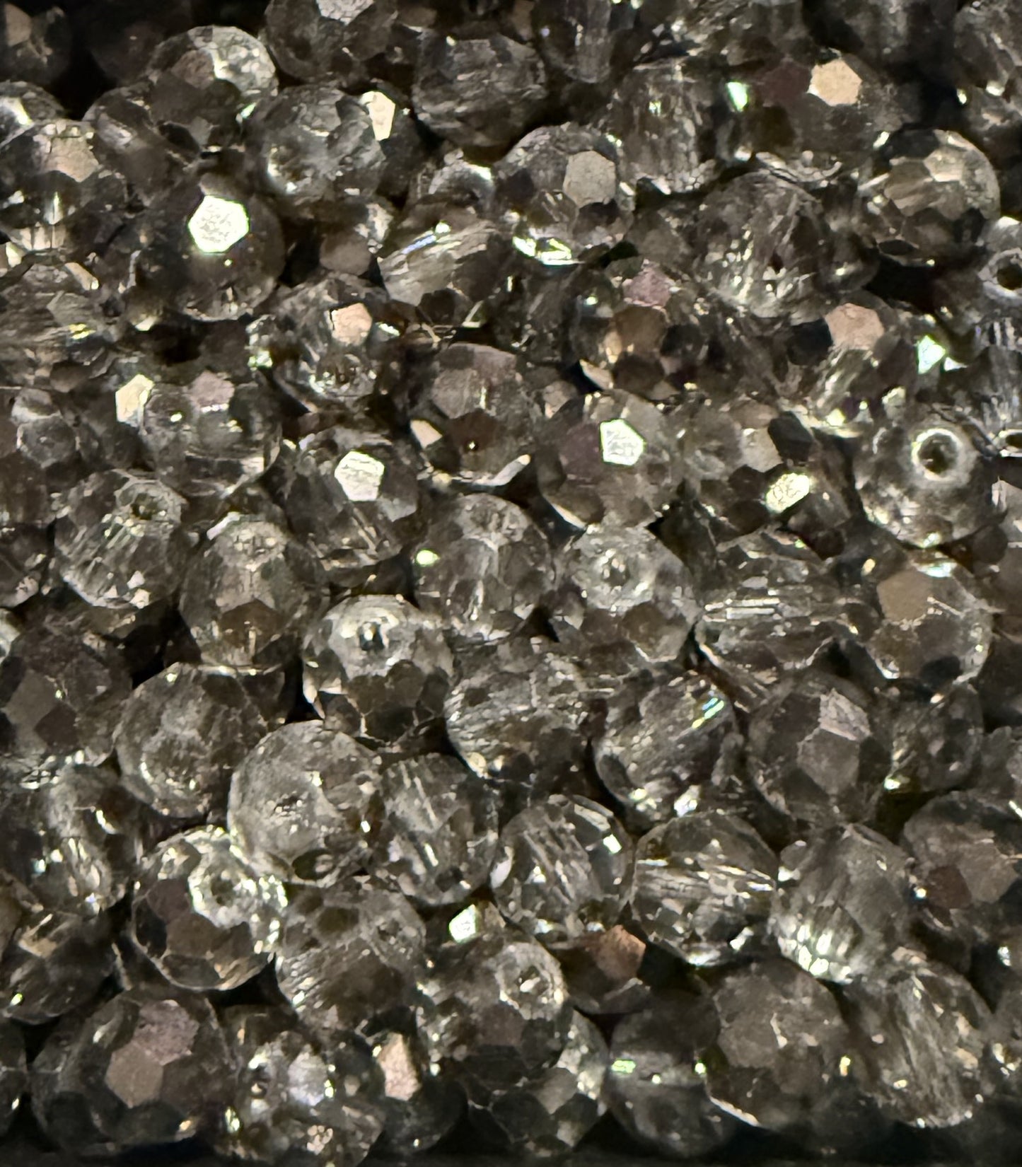 Grijze ronde facet kraal