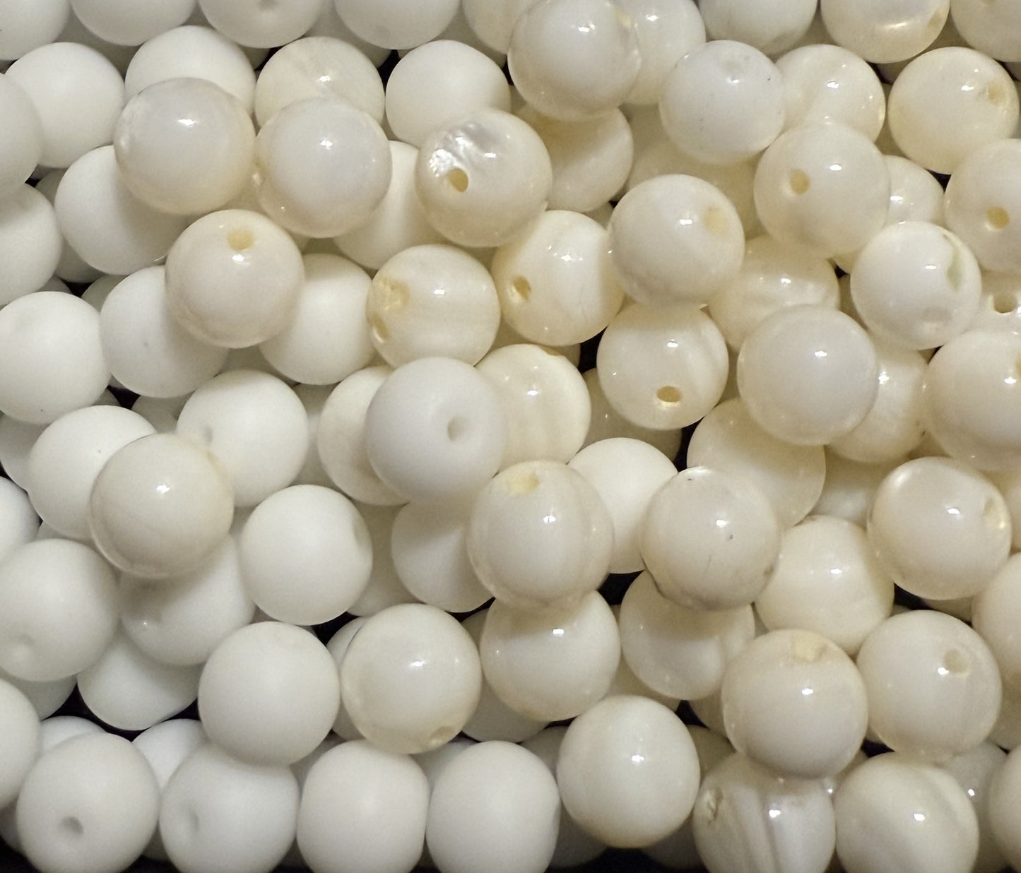 witte glaskralen ( mix van mat en glans )